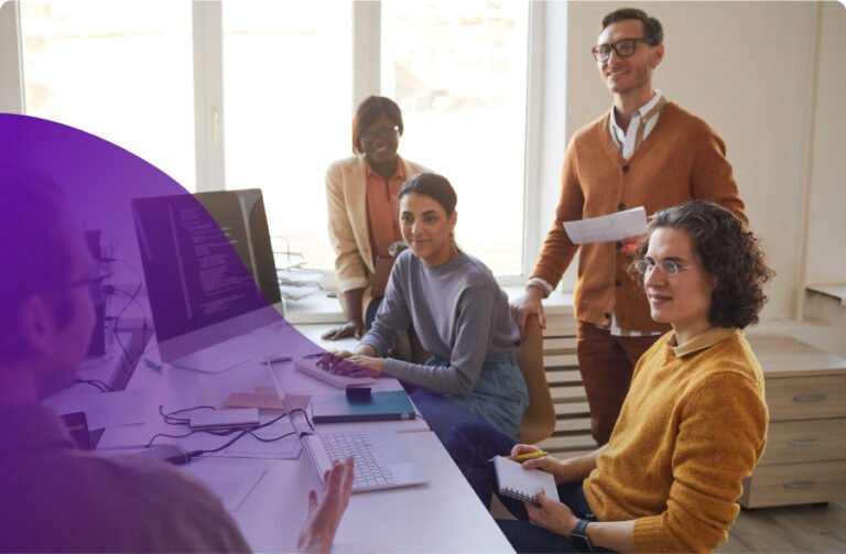 Gente en empresa de desarrollo