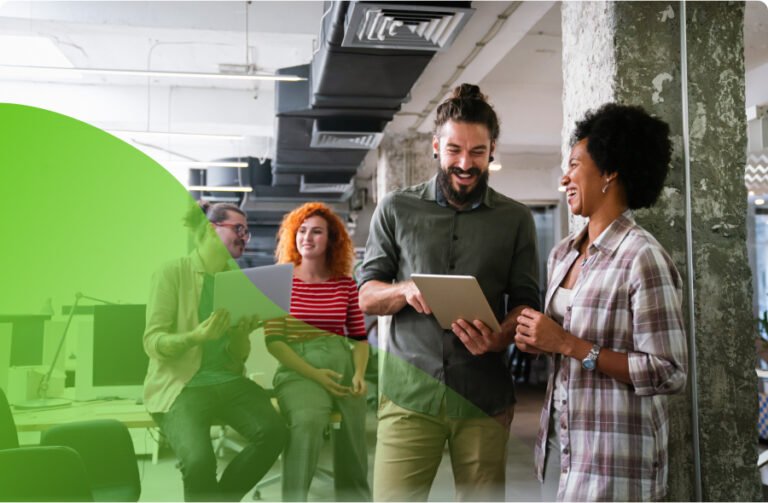 Gente implementando outsourcing en su organización