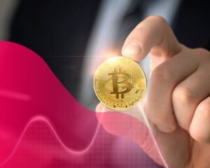 mano sosteniendo una criptomoneda Bitcoin