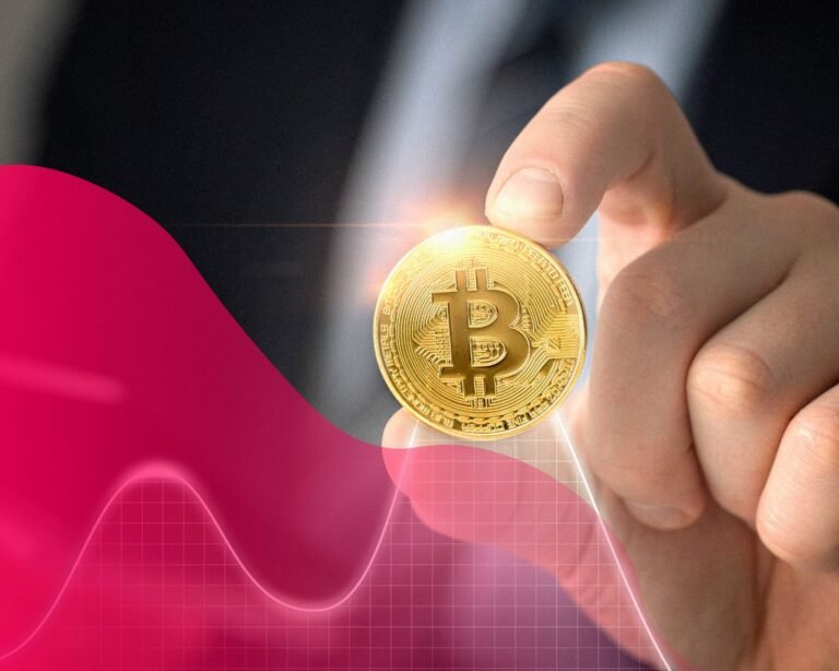 mano sosteniendo una criptomoneda Bitcoin