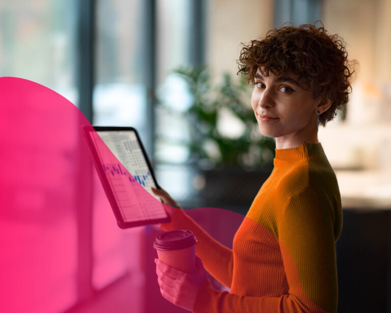 Mujer observando un tablero de Power BI.