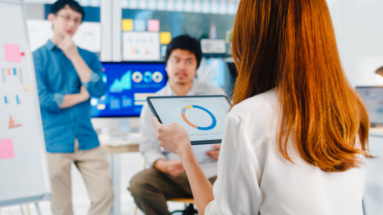 Personas en entorno laboral analizando gráficos