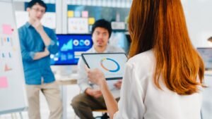 Personas en entorno laboral analizando gráficos