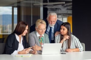 Equipo intergeneracional trabajando en la oficina