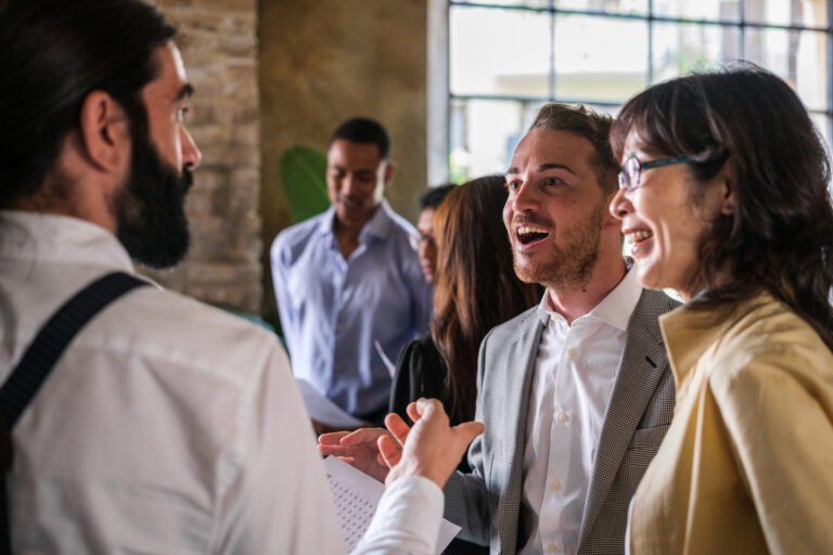 Personas haciendo networking en un evento